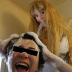 Ragazzo giapponese sostituisce la sua fidanzata con una bambola shower