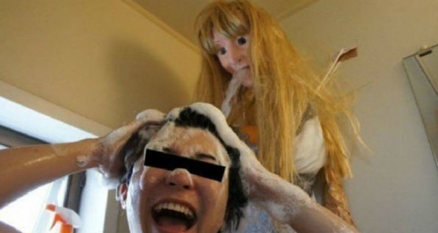 Ragazzo giapponese sostituisce la sua fidanzata con una bambola shower